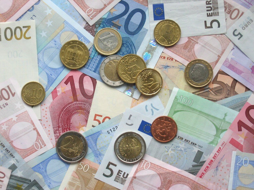 Euro_coins_and_banknotes