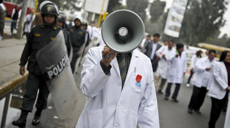 Helth Ministry's doctors take part in a protest before an indefinite nationwide strike calling to next September 18, in Lima on August 29, 2012. Doctors demand a budget increase of 0.5 percent per year, promised by Peru's President Ollanta Humala. AFP PHOTO/ERNESTO BENAVIDES